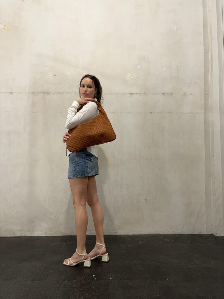 Trendy vegan leather everyday bag. Chic women's one shoulder crossbody handbag.