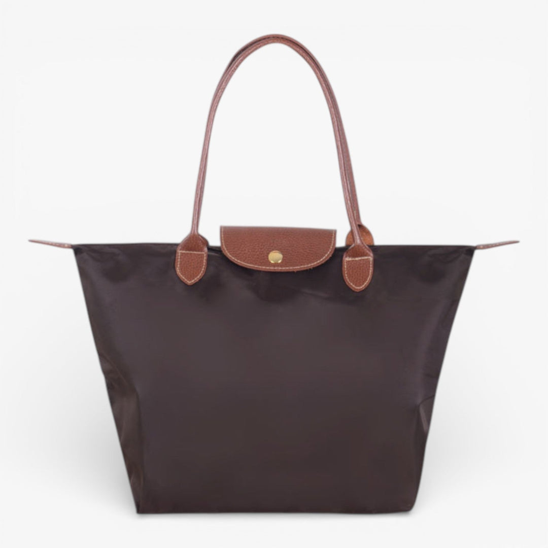 Elegant women's luxury shoulder bag featuring a secure zip closure. A spacious and stylish everyday accessory.