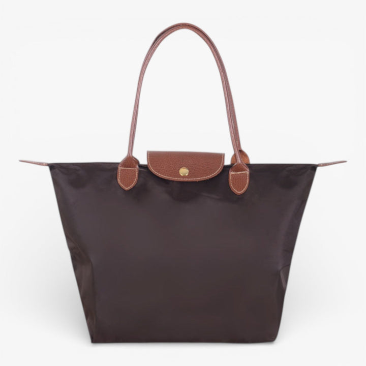 Elegant women's luxury shoulder bag featuring a secure zip closure. A spacious and stylish everyday accessory.