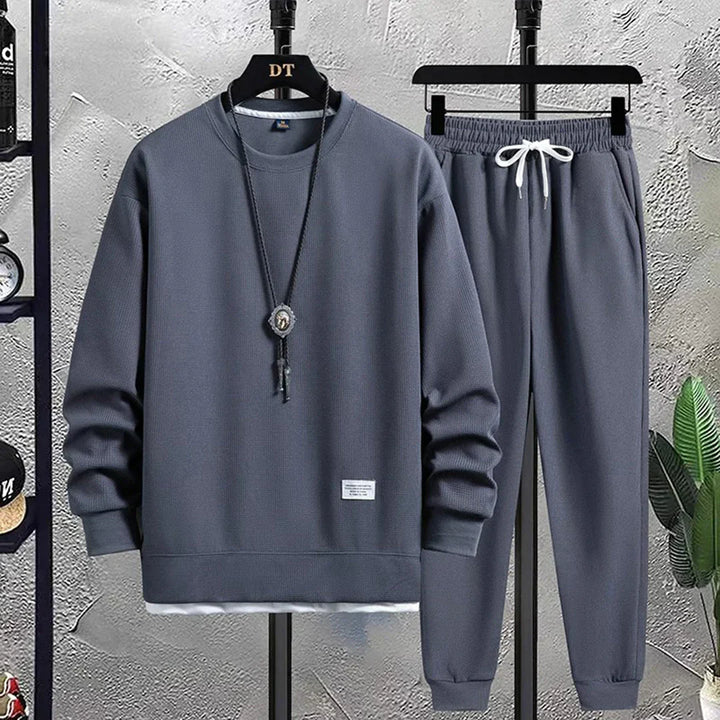 Stylish men's relaxed fit tracksuit. Modern athleisure two-piece set, ideal for men's casual fashion & comfort.