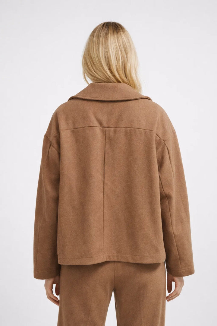 Women's oversized double-breasted short coat. Trendy fashion jacket, ideal for a chic and stylish look.
