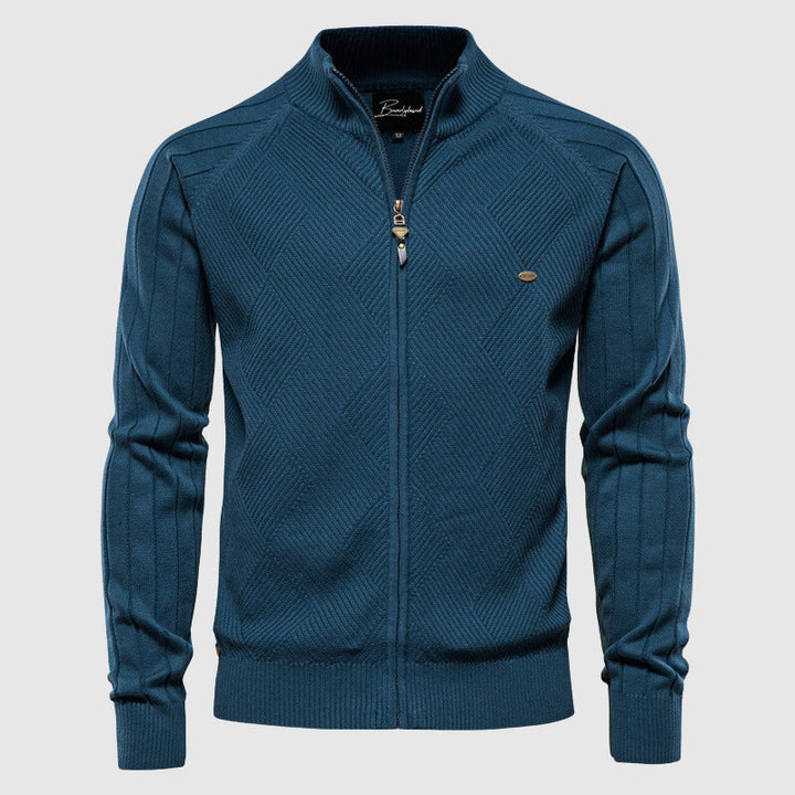 Man in a stylish full-zip cardigan sweater. Warm & versatile men's knitwear, perfect for casual autumn/winter comfort.