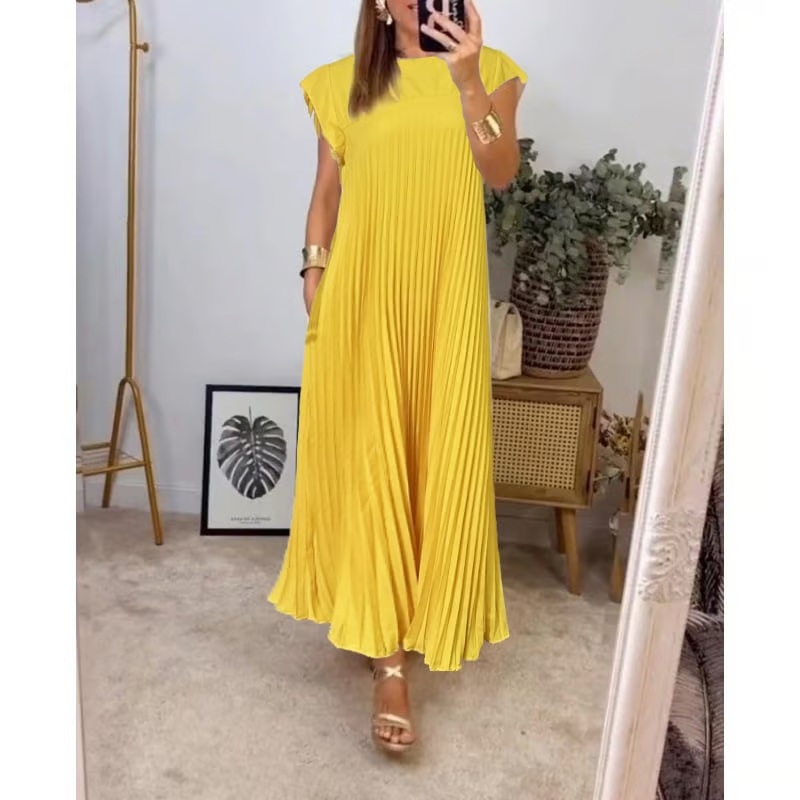 Comfortable pleated women's dress. A versatile piece for elegant casual or formal looks.