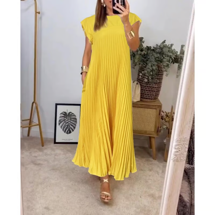 Comfortable pleated women's dress. A versatile piece for elegant casual or formal looks.