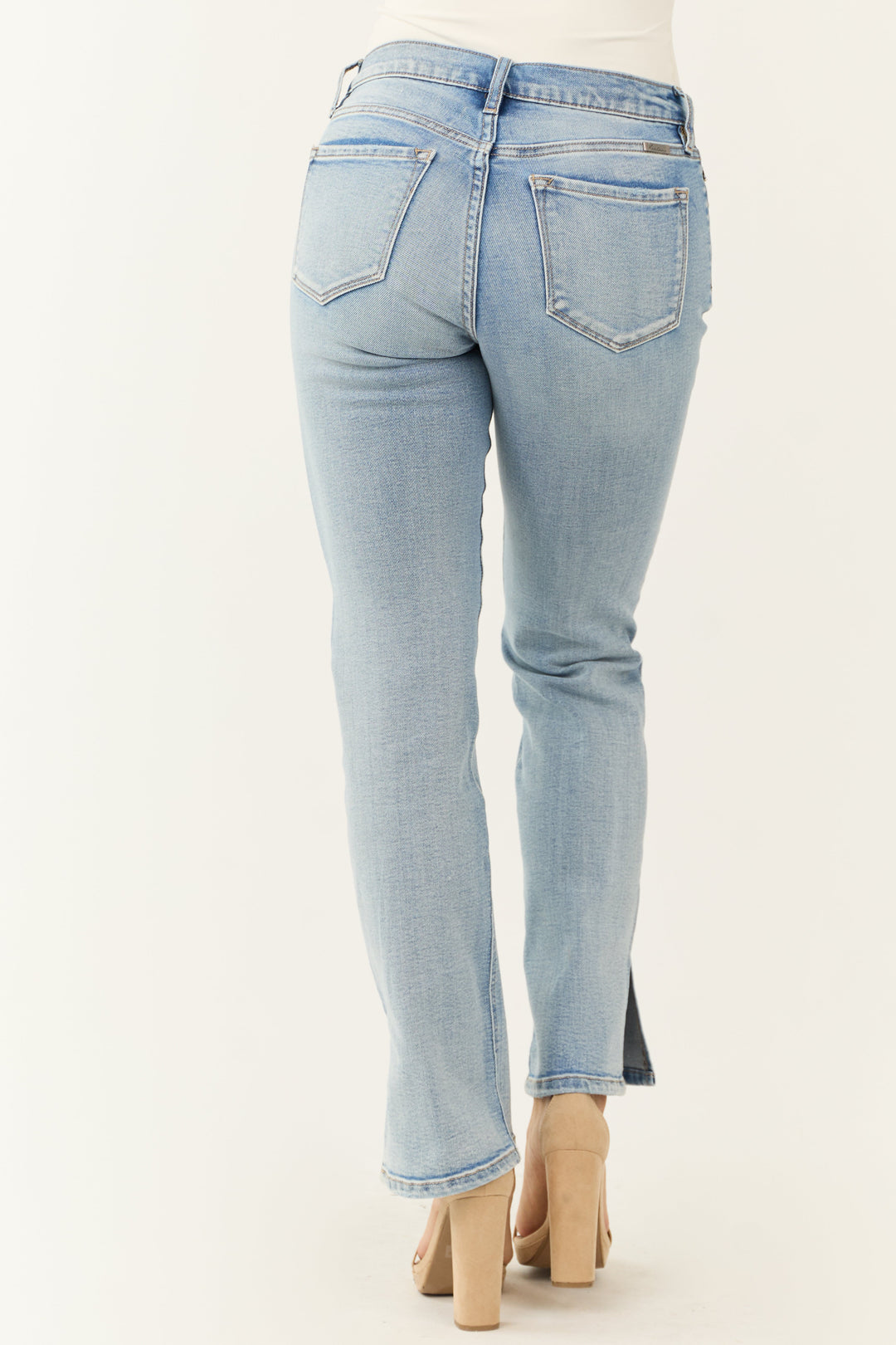 Stylish women's light blue straight-leg jeans, a classic and comfortable choice for casual outings.
