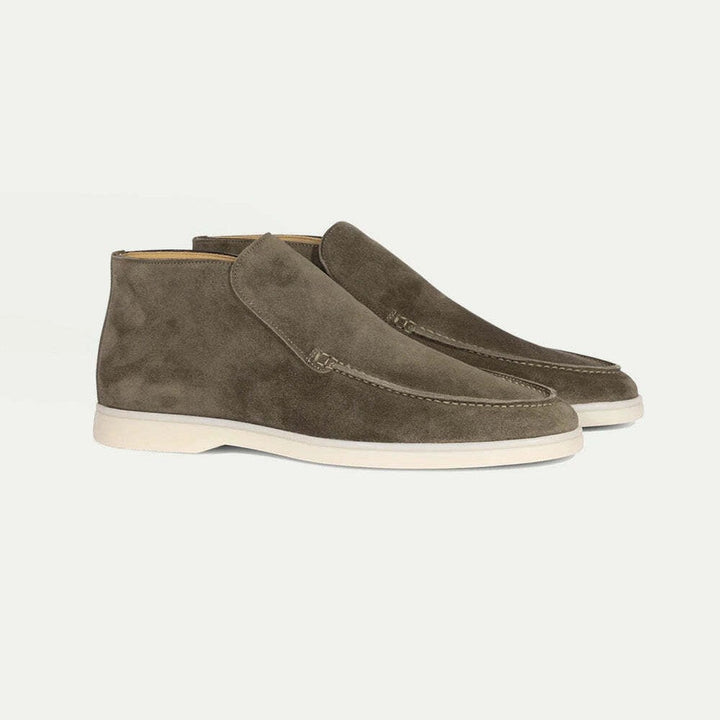 Stylish men's casual slip-on shoes, convenient moc toe loafers for everyday fashion.