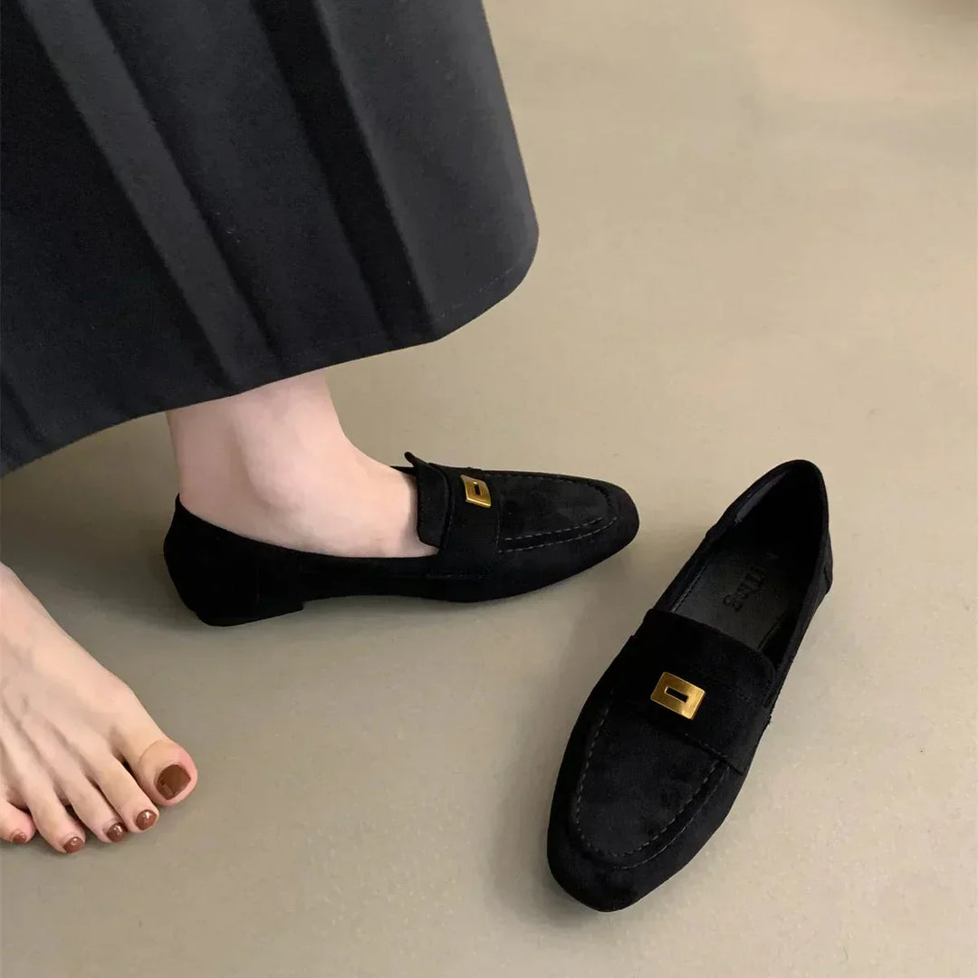 Comfortable flat shoes for women, perfect everyday footwear with a timeless design.