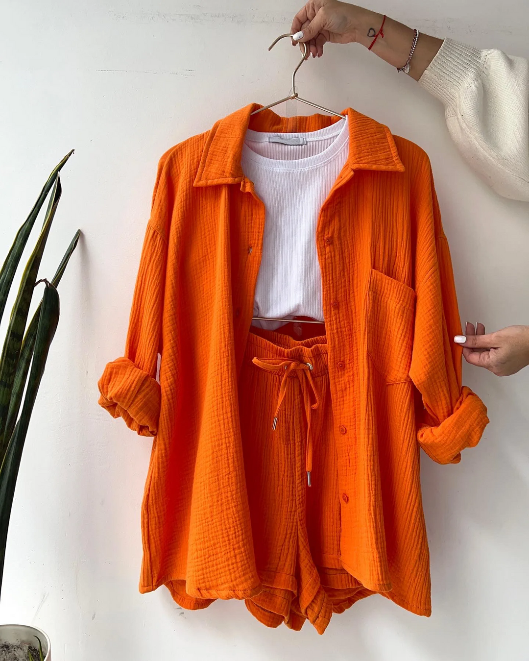Stylish two-piece women's short set, ideal for spring daily wear or a relaxing vacation.