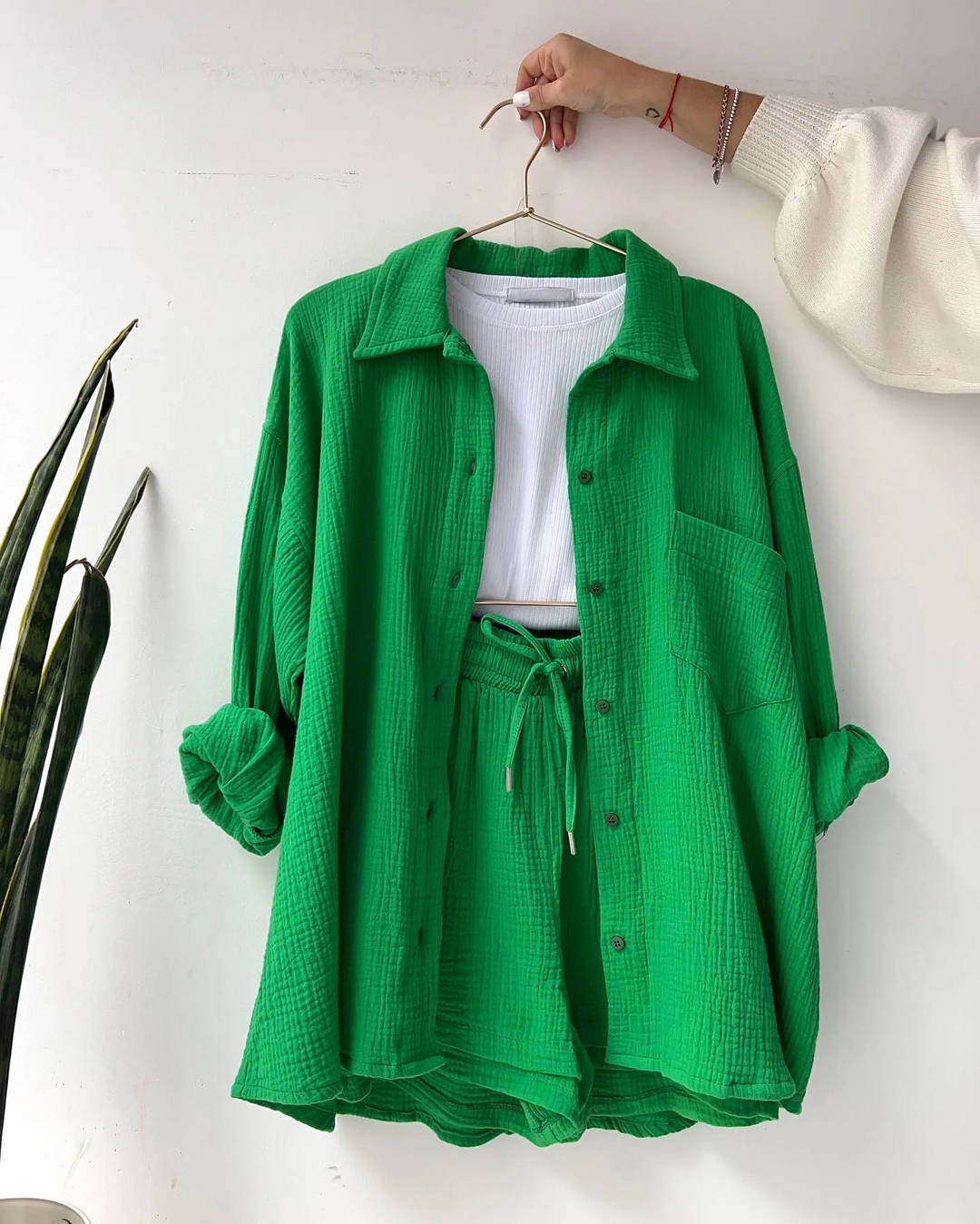 Effortlessly chic women's spring outfit, a comfortable short set for everyday style.