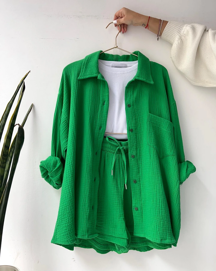 Effortlessly chic women's spring outfit, a comfortable short set for everyday style.