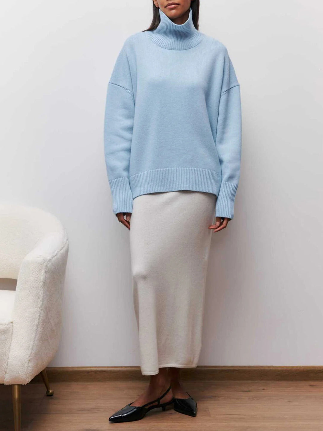 Versatile women's oversized turtleneck sweater, cozy knit, relaxed fit, ideal for effortless casual chic style.