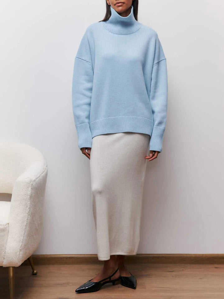Versatile women's oversized turtleneck sweater, cozy knit, relaxed fit, ideal for effortless casual chic style.