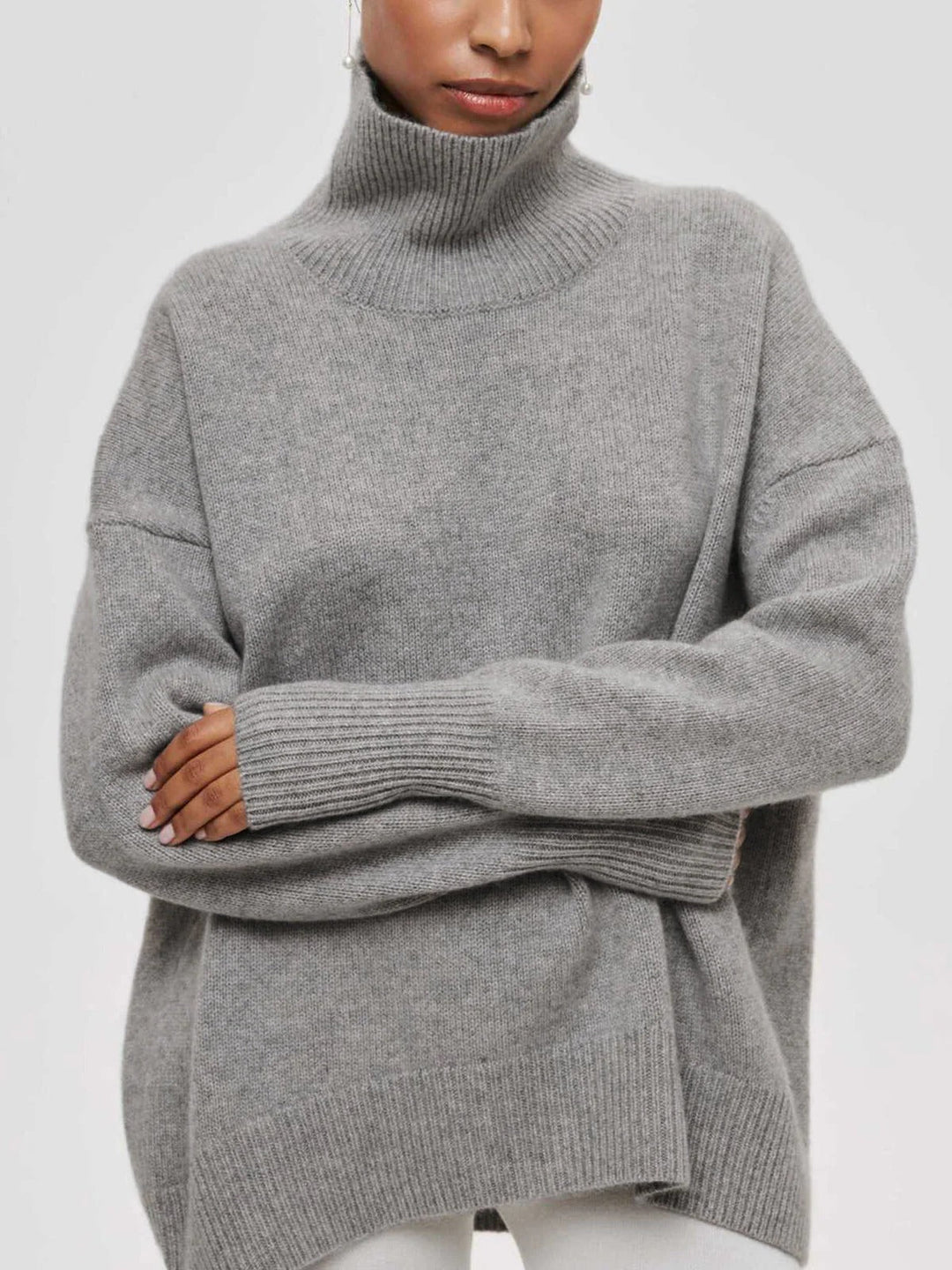 Effortlessly stylish women's oversized turtleneck sweater, cozy knit, relaxed fit, fall/winter warmth.