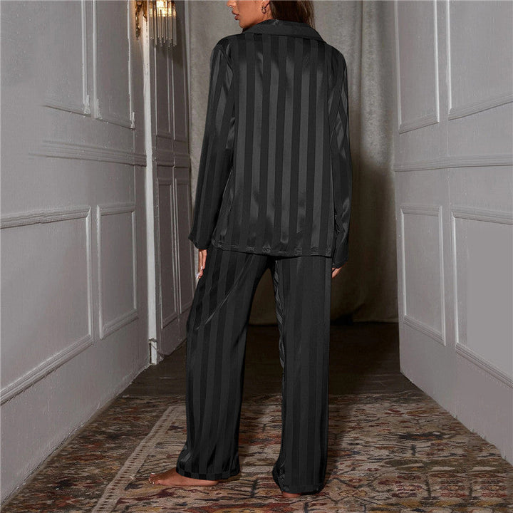 Gift for her: Elegant women's two-piece pajama set, long sleeve and pants for ultimate comfort.