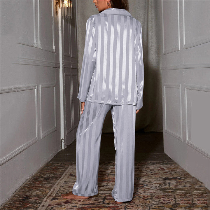 Chic women's loungewear, combining fashion & comfort for elegant nights and relaxation.