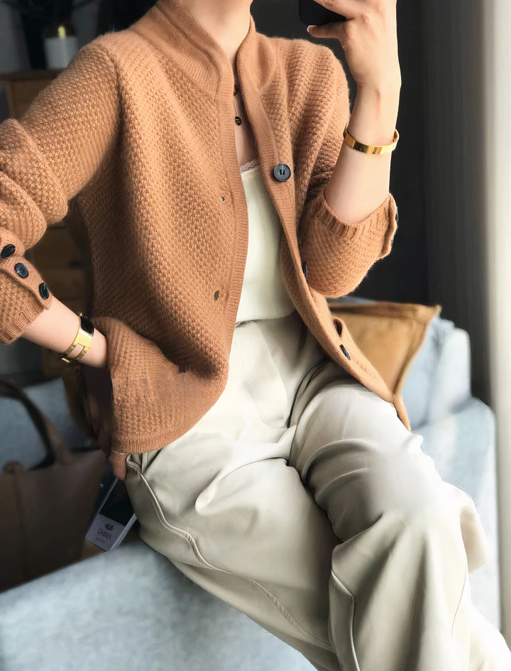 Chic women's button placket cardigan. Soft knit, long sleeve, perfect for elegant and comfortable everyday fashion.