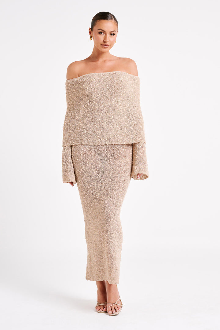 Versatile women's off-shoulder maxi dress, suitable for elegant spring, fall, and winter occasions.