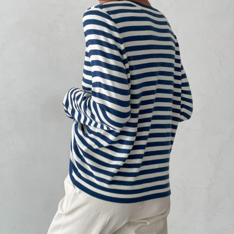 Versatile striped women's top, perfect for casual & stylish looks. Comfortable, round neck t-shirt.