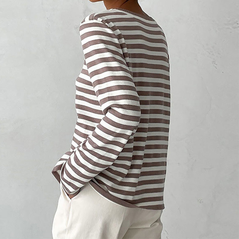 Casual chic women's striped t-shirt with a round neck and short sleeves, ultimate comfort.