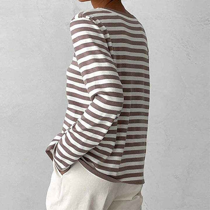 Casual chic women's striped t-shirt with a round neck and short sleeves, ultimate comfort.