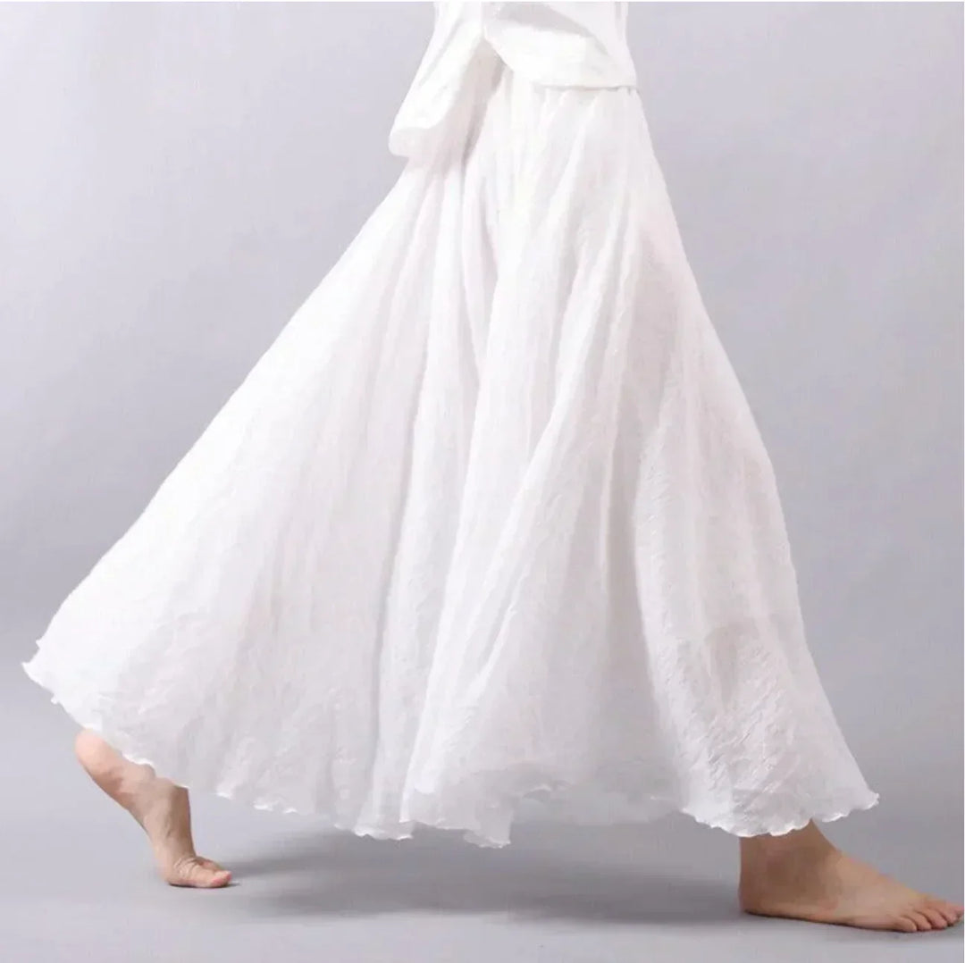 High-waisted women's maxi skirt with a beautiful flow, ideal for beachwear or casual summer outfits.