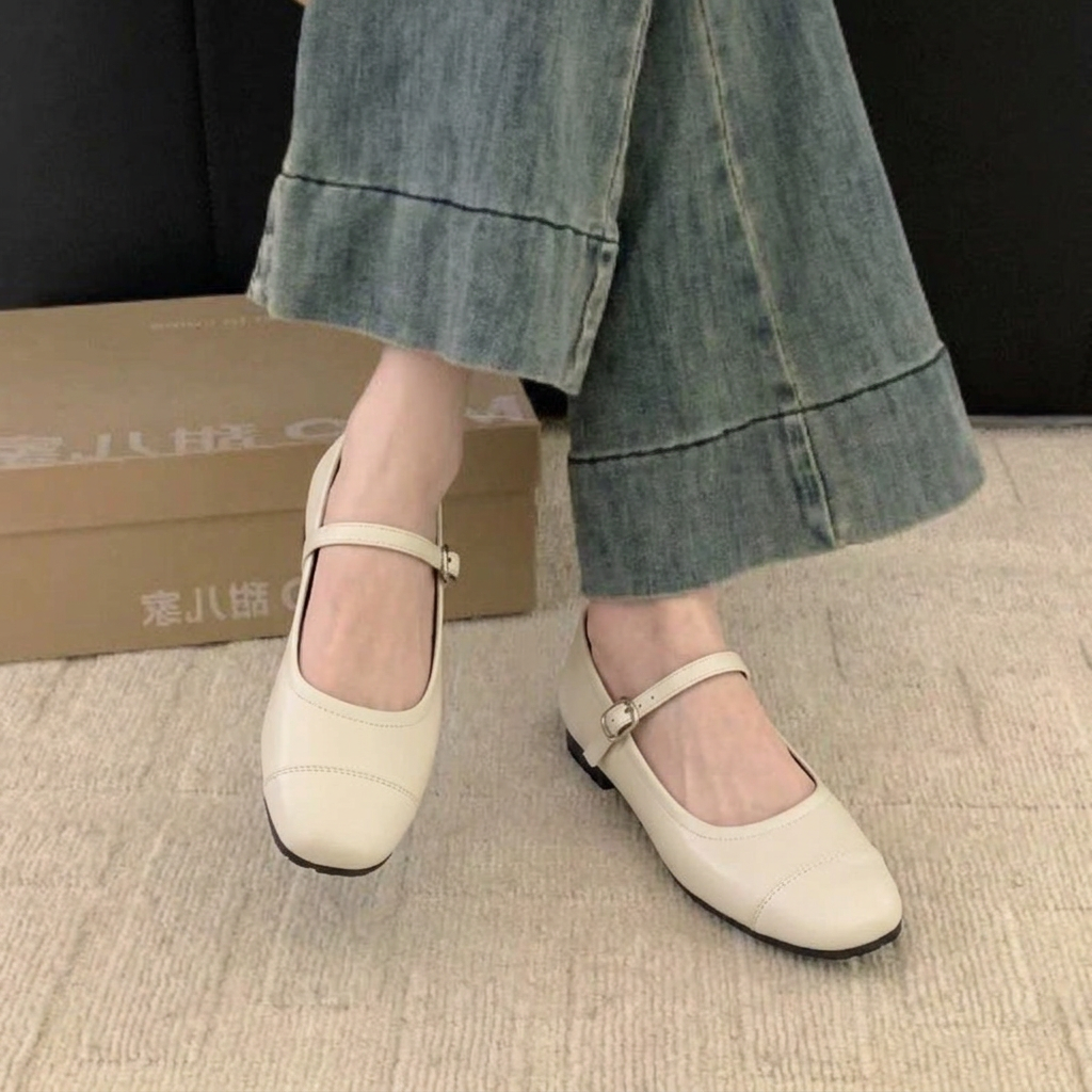 Elegant women's Mary Jane shoes with low heel, perfect for both casual and dress wear, designed for comfort.