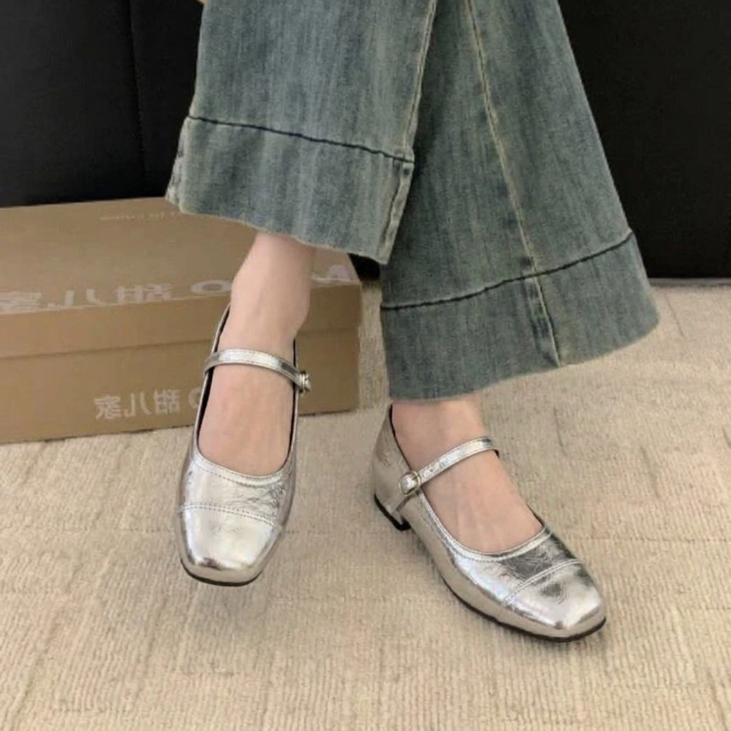 Versatile women's low-heel Mary Jane shoes for all-day orthopedic comfort and elegant, everyday wear.
