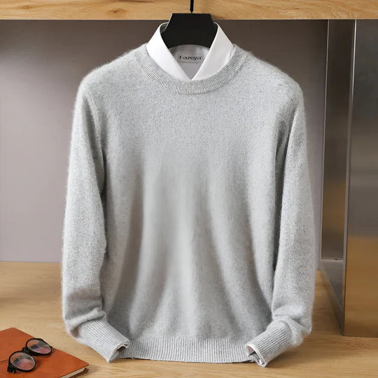Comfortable men's lightweight O-neck sweater. Versatile knit pullover for everyday essential wear.