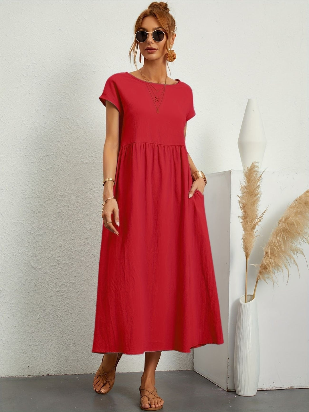 Flowy summer women's loose maxi dress, perfect for warm weather. Features a round neck, short sleeves, and pockets.