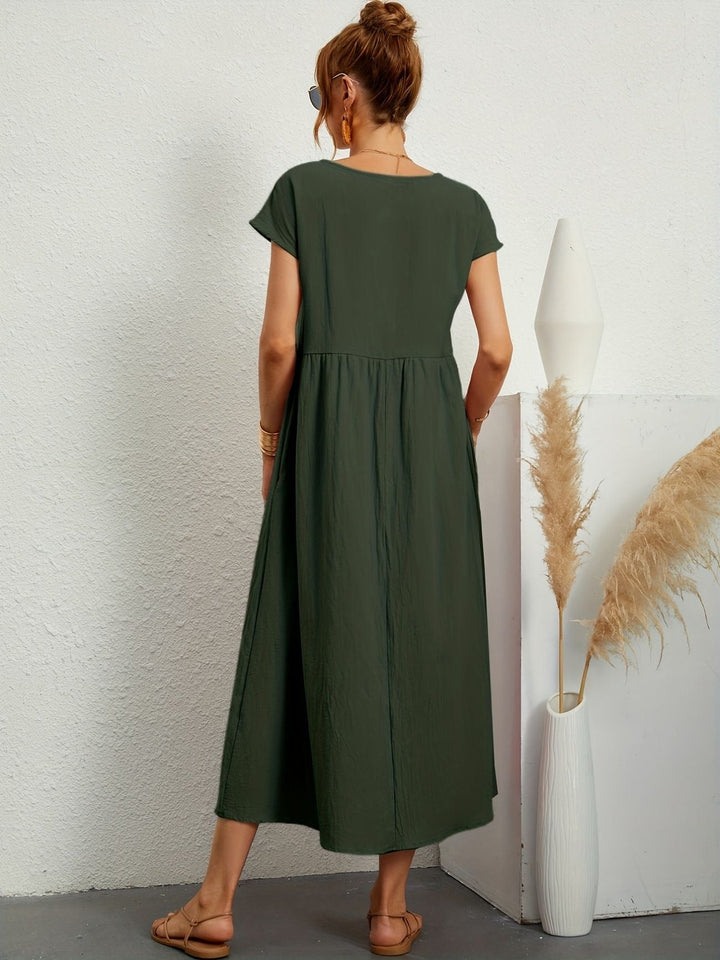 Flowy women's loose maxi dress, ideal for casual comfort. Features a round neck, short sleeves & convenient pockets.