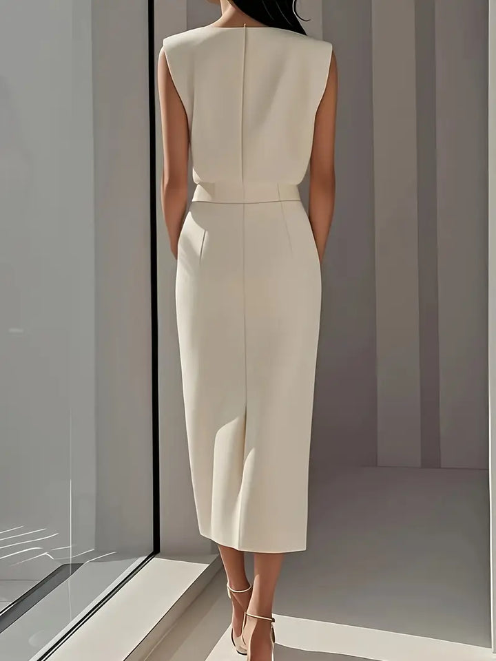 Versatile women's midi dress, elegant for evening wear or chic for day, featuring a side slit & buttons.