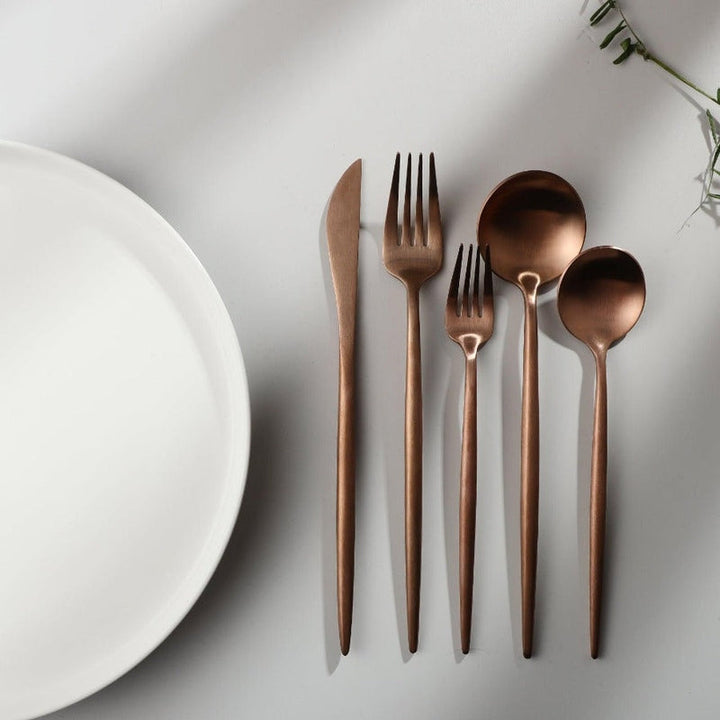 Gold elegant cutlery set, timeless design for a sophisticated kitchen.