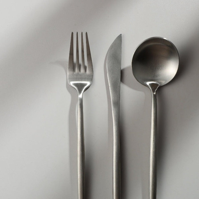 Complete modern cutlery set, essential for elegant dining and entertaining.