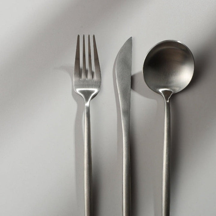 Complete modern cutlery set, essential for elegant dining and entertaining.