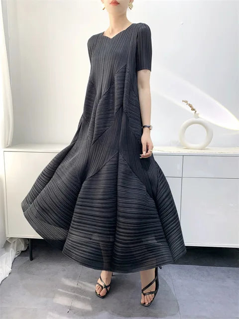 Beige comfortable loose bubble dress, a chic women's sleeveless summer outfit.