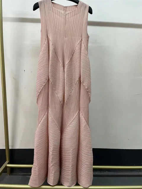 Sleeveless long bubble dress for women, loose fit & comfortable, ideal for summer elegance.
