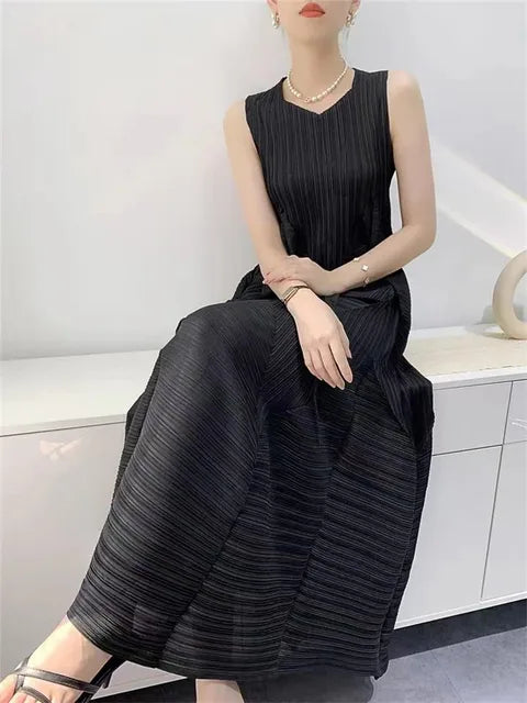 Women's loose bubble summer dress, comfortable & chic for effortless daily style.
