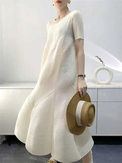 Versatile women's bubble dress, loose-fit & sleeveless, ideal comfortable long summer fashion.