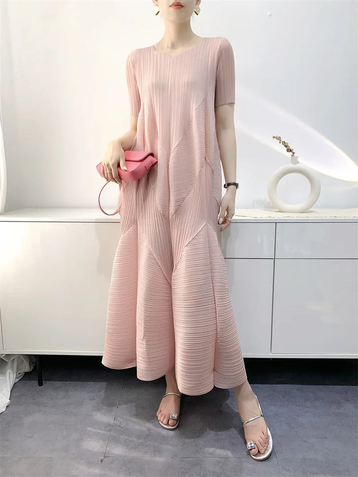 Plus size women's loose bubble dress in black, chic & comfortable for modern summer fashion.