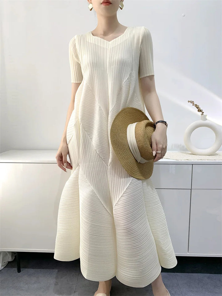Stylish women's summer bubble dress, versatile & comfortable for casual or elegant occasions.