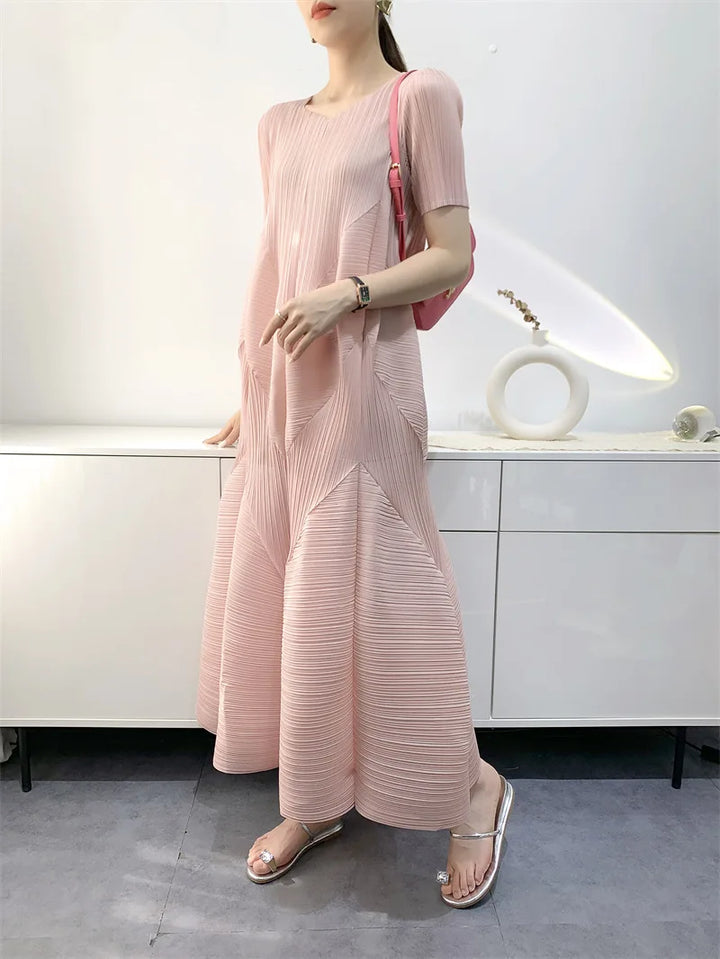 Effortless long bubble dress for women, sleeveless and loose-fit, perfect for summer comfort.