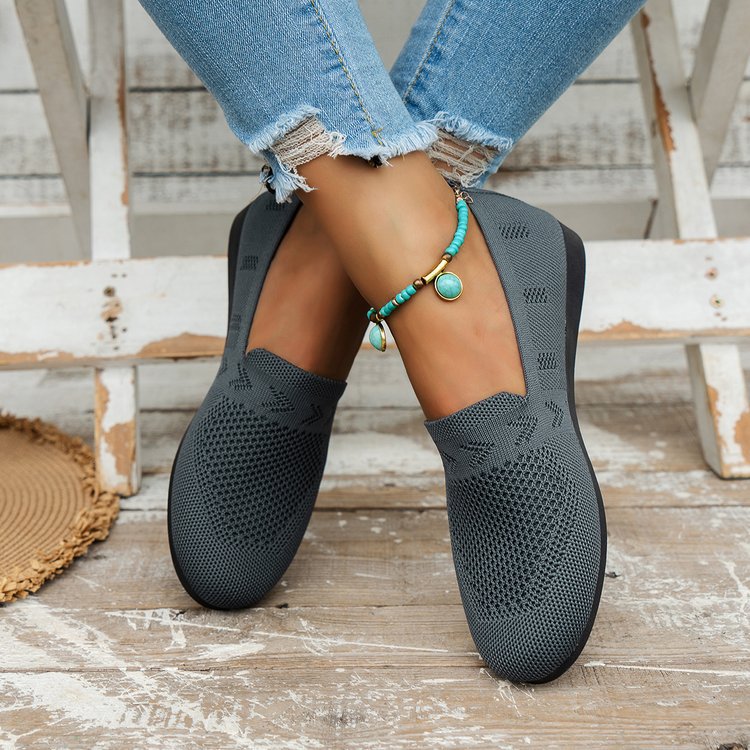 Stylish women's breathable comfort slippers, perfect indoor footwear for casual home use.