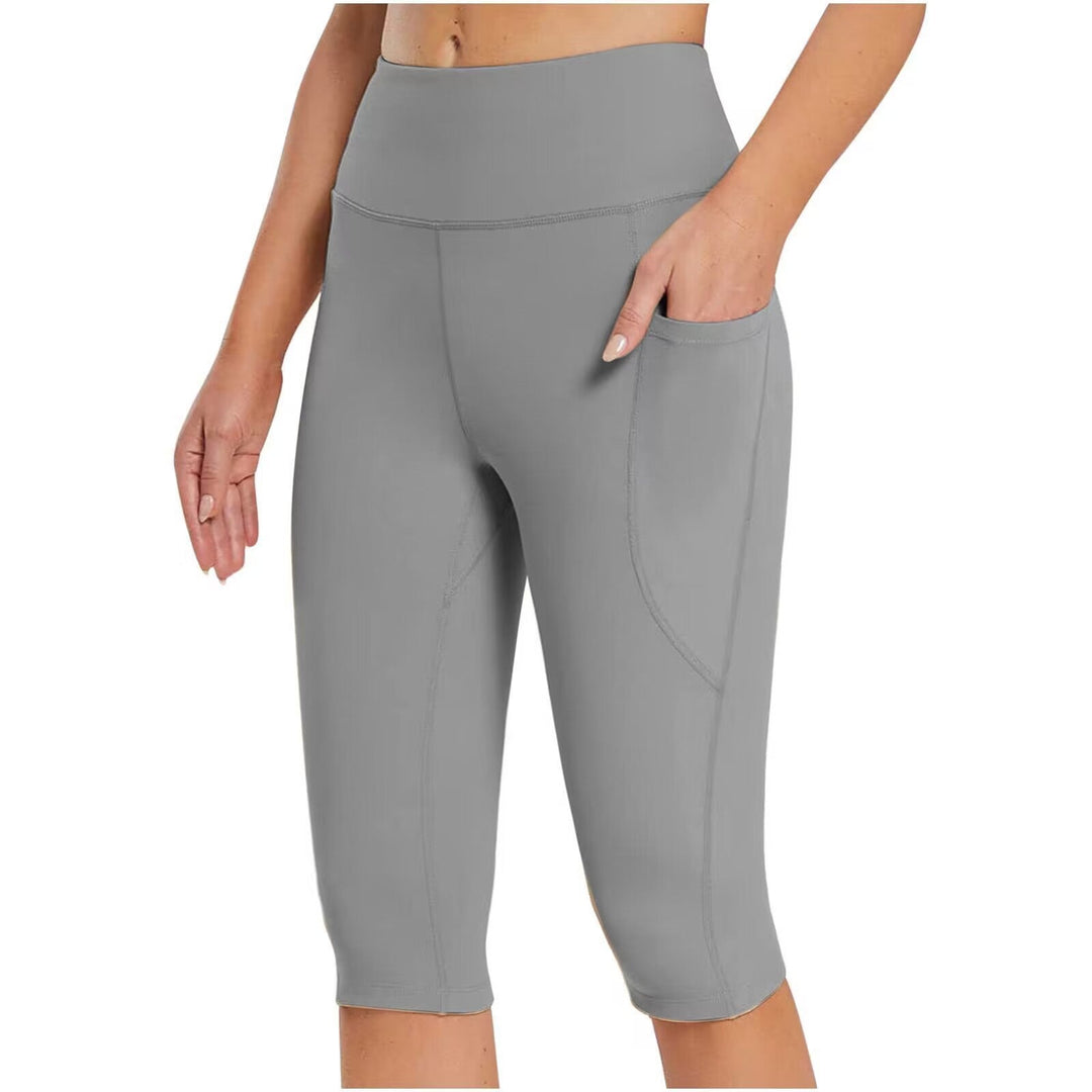 Modern women's sporty capri pants, high-waisted with functional side pockets for activewear.