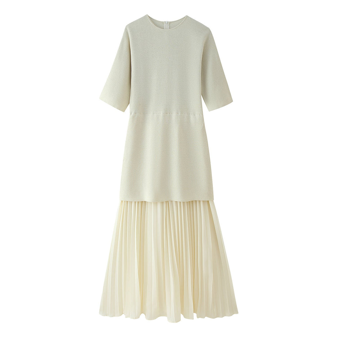 Sophisticated women's evening gown, a long pleated maxi dress with short sleeves and round neck, ideal for galas.