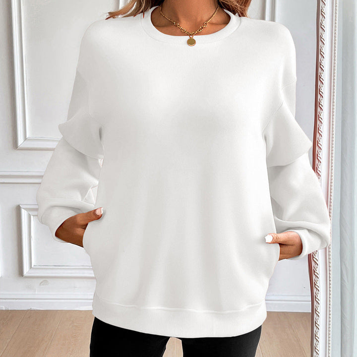 Relaxed fit women's long-sleeve sweatshirt, ideal for casual outings, providing warmth and effortless fashion.