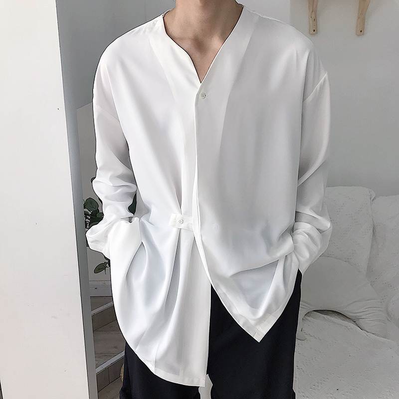 Men's casual long sleeve t-shirt with high collar and functional pockets, ideal for everyday style and comfort.