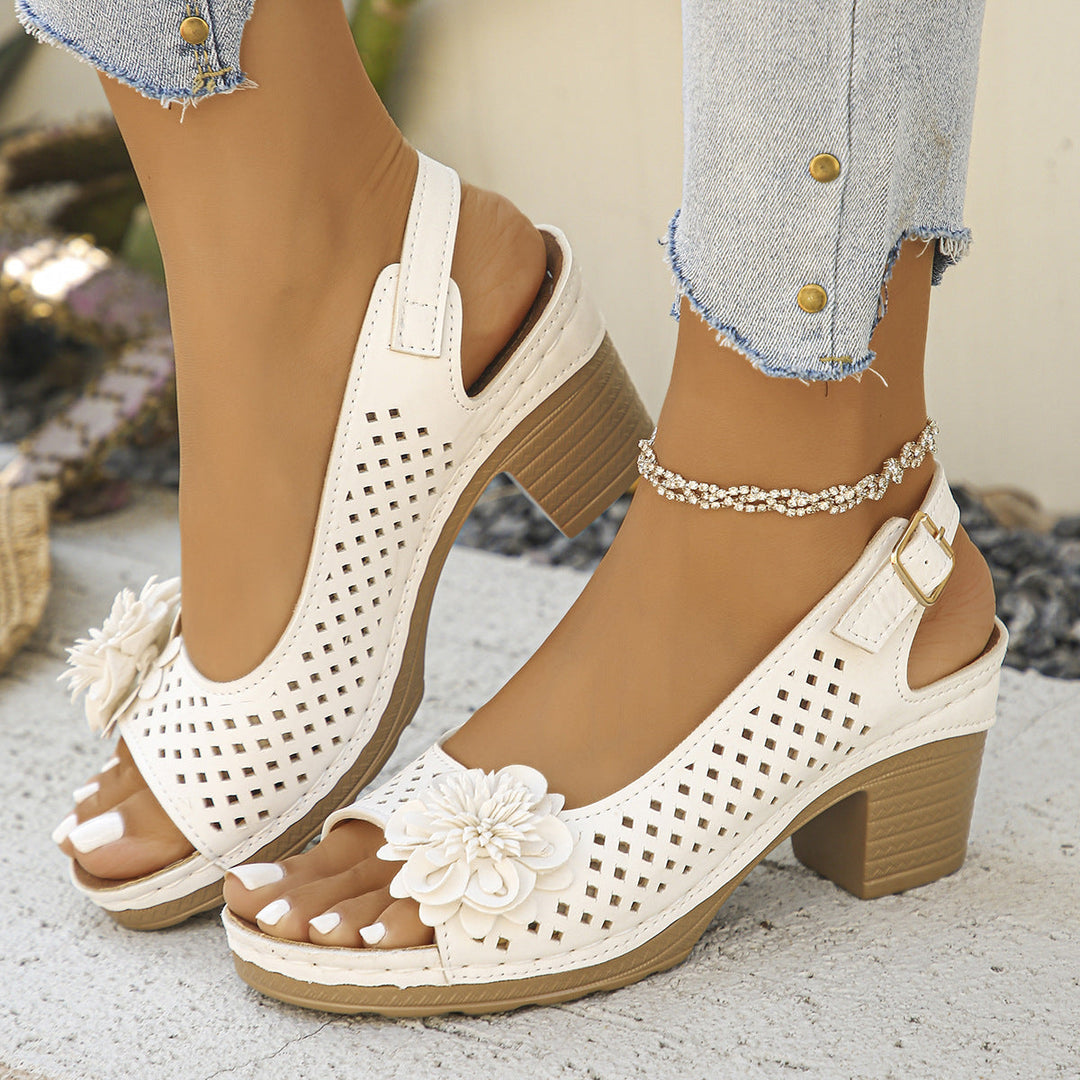 Breathable comfort sandals for women, featuring a soft cushioned sole and adjustable strap for all-day wear.
