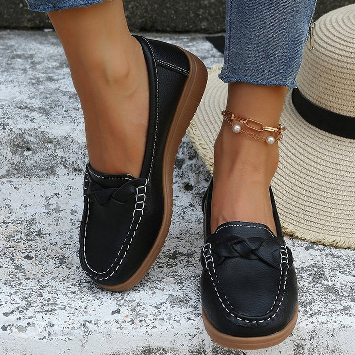 Versatile women's moccasins, elegant design with a cute bow accent and sturdy non-slip sole.