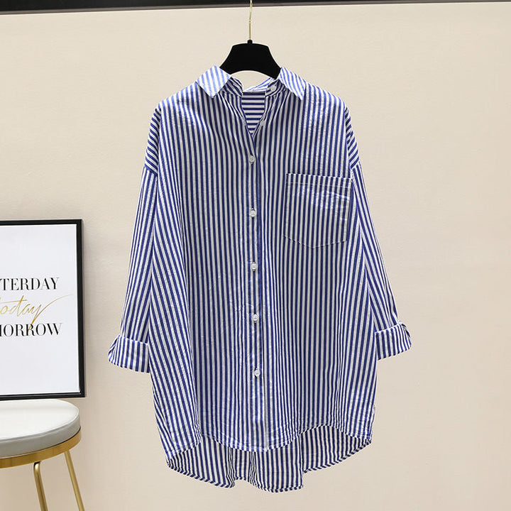 Trendy women's striped oversized shirt, with a comfortable long sleeve design and a functional chest pocket.