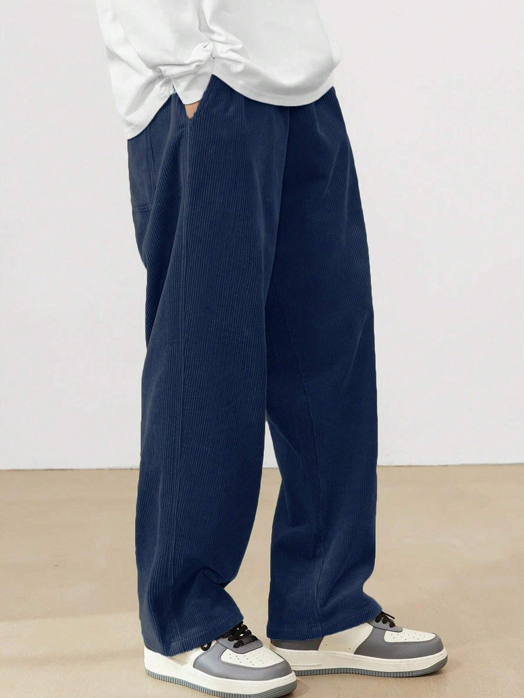 Comfortable men's wide leg pants with elastic waistband, perfect for a relaxed modern fit.